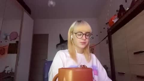 Snapshot of alexandragaber chatting on November 12, 2:06 pm Lia online show from November 12, 2:06 pm