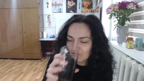 AlexisMillers online show from April 12, 7:35 am