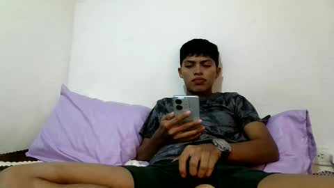 Snapshot of alexsexy1405 chatting on January 12, 10:37 pm alexsexy1405 online show from January 12, 10:37 pm