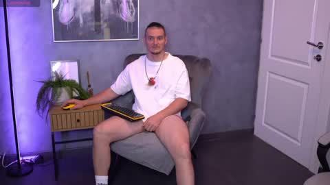 Snapshot of alexwildexx chatting on July 10, 6:39 am Alex online show from July 10, 6:39 am