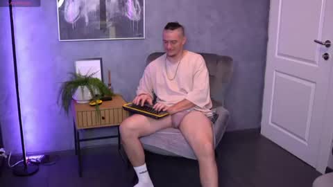 Snapshot of alexwildexx chatting on July 22, 5:43 am Alex online show from July 22, 5:43 am