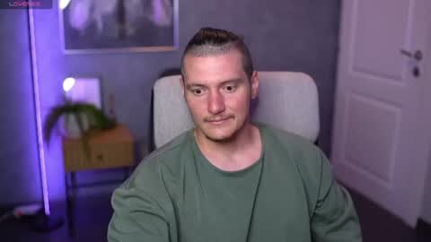 Snapshot of alexwildexx chatting on August 4, 5:32 am Alex online show from August 4, 5:32 am