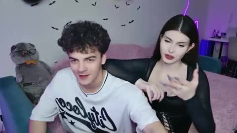 Snapshot of alice118james chatting on October 16, 7:26 pm alice and james online show from October 16, 7:26 pm