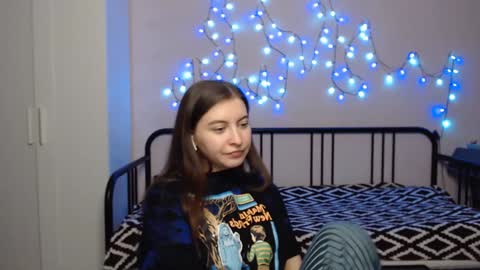 Snapshot of alice_________________________ chatting on December 6, 9:02 pm Alice online show from December 6, 9:02 pm