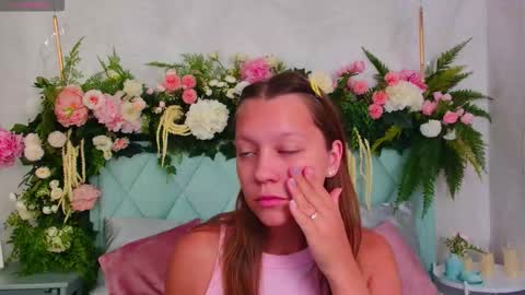 Snapshot of alice_charmy chatting on September 15, 6:24 am Alice in Wonderland online show from September 15, 6:24 am