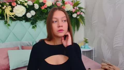 Snapshot of alice_charmy chatting on October 12, 6:01 am Alice in Wonderland online show from October 12, 6:01 am