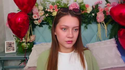 Snapshot of alice_charmy chatting on February 10, 5:39 pm Alice in Wonderland online show from February 10, 5:39 pm