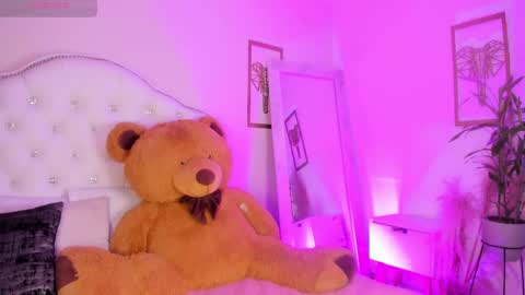 Snapshot of alice_graay_ chatting on February 18, 5:09 am Alice Graay online show from February 18, 5:09 am