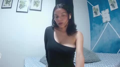 Snapshot of alice_paola chatting on June 14, 9:33 am alice_paola online show from June 14, 9:33 am