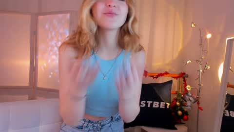 Snapshot of alice_tucci chatting on December 19, 1:40 pm Alice online show from December 19, 1:40 pm