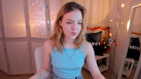 Snapshot of alice_tucci chatting on December 19, 7:51 pm Alice online show from December 19, 7:51 pm