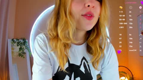 Snapshot of alice_tucci chatting on February 5, 6:46 am Alice online show from February 5, 6:46 am