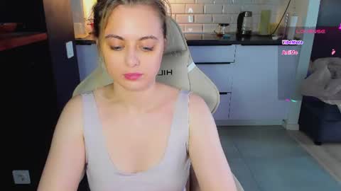 Snapshot of alice_wander chatting on August 6, 3:52 am Alice online show from August 6, 3:52 am