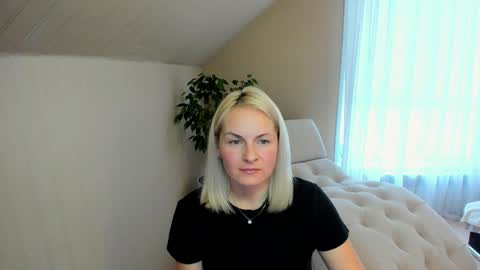 Snapshot of alicee__grace chatting on December 16, 9:35 am Alicee online show from December 16, 9:35 am