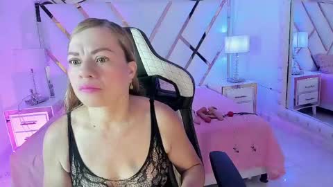 Snapshot of alicee_mature chatting on May 17, 4:32 am alicee online show from May 17, 4:32 am
