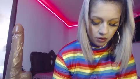 aliceesmiths online show from December 14, 5:25 pm