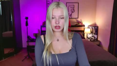 Snapshot of alicefreman chatting on April 19, 10:58 am Alice online show from April 19, 10:58 am