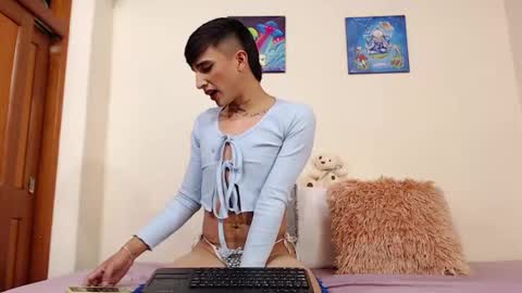 Snapshot of aliceusher_1 chatting on October 25, 10:48 pm J Ruiz online show from October 25, 10:48 pm