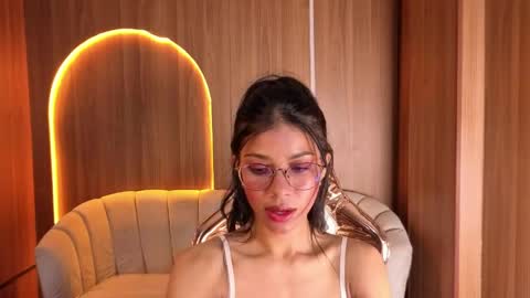 Snapshot of alina_b_ chatting on April 20, 8:10 pm alina_b_ online show from April 20, 8:10 pm
