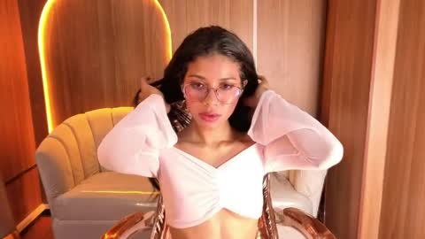 Snapshot of alina_b_ chatting on April 21, 1:42 am alina_b_ online show from April 21, 1:42 am