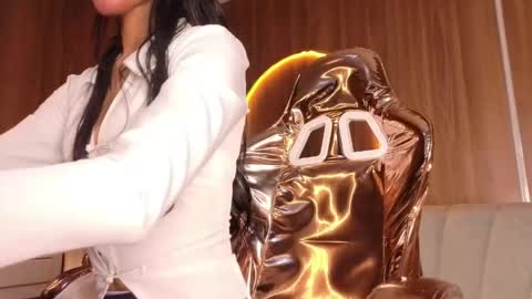 Snapshot of alina_b_ chatting on April 22, 8:32 pm alina_b_ online show from April 22, 8:32 pm