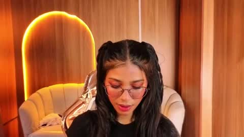 Snapshot of alina_b_ chatting on May 5, 8:06 pm alina_b_ online show from May 5, 8:06 pm