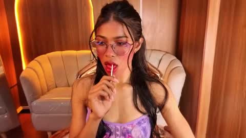 Snapshot of alina_b_ chatting on May 6, 8:03 pm alina_b_ online show from May 6, 8:03 pm