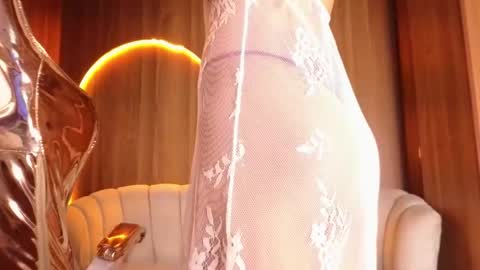 Snapshot of alina_b_ chatting on May 8, 8:14 pm alina_b_ online show from May 8, 8:14 pm