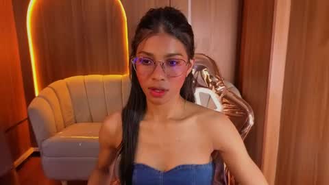 Snapshot of alina_b_ chatting on May 15, 8:16 pm alina_b_ online show from May 15, 8:16 pm