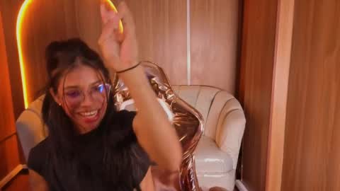 Snapshot of alina_b_ chatting on May 27, 1:57 am alina_b_ online show from May 27, 1:57 am