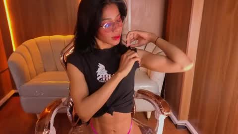 Snapshot of alina_b_ chatting on May 27, 8:06 pm alina_b_ online show from May 27, 8:06 pm