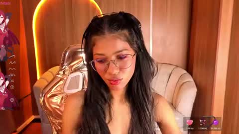 Snapshot of alina_b_ chatting on June 10, 1:10 pm alina_b_ online show from June 10, 1:10 pm