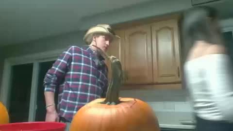 Snapshot of alinaandluke chatting on October 18, 11:27 pm Alina and luke online show from October 18, 11:27 pm