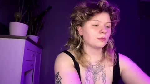Snapshot of alinahotgirl chatting on June 25, 5:39 pm Alina online show from June 25, 5:39 pm