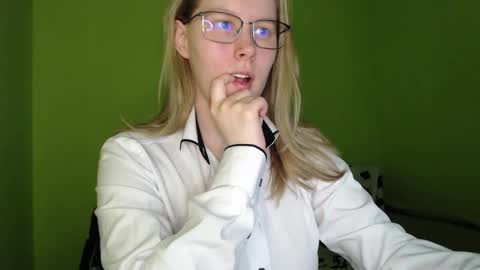 Snapshot of alinasei chatting on March 16, 12:31 pm alinasei online show from March 16, 12:31 pm