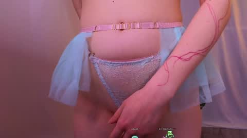 Snapshot of alisia_spinnet chatting on December 16, 1:22 pm Alisia online show from December 16, 1:22 pm