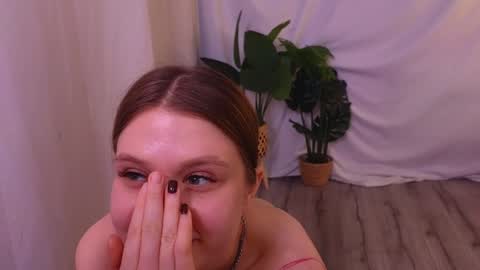 Snapshot of alisia_spinnet chatting on December 20, 2:05 pm Alisia online show from December 20, 2:05 pm