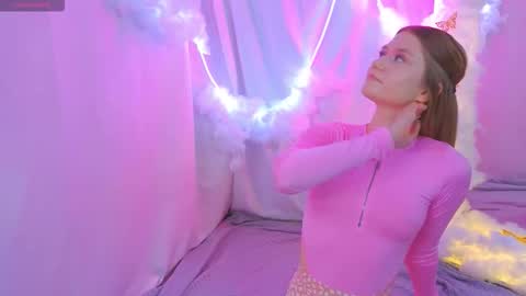 Snapshot of alisia_spinnet chatting on November 4, 3:44 pm Alisia online show from November 4, 3:44 pm