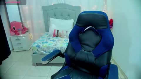 Snapshot of alison_girl22 chatting on January 13, 8:15 pm Alison online show from January 13, 8:15 pm