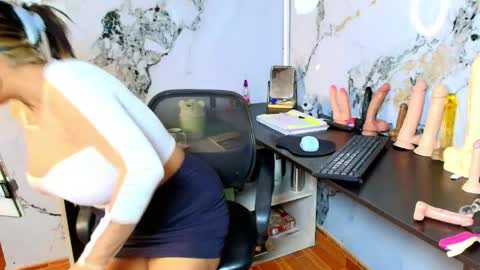 Snapshot of alixlong chatting on April 11, 7:45 am Alix online show from April 11, 7:45 am