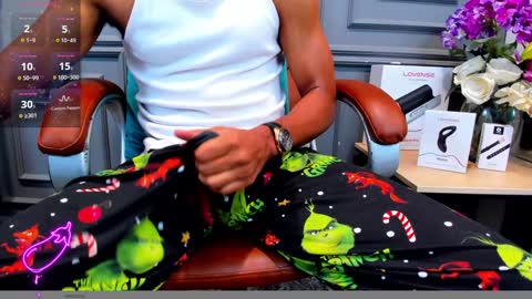 Snapshot of allessandrosantos chatting on December 21, 12:49 pm Help me reach 100 likes online show from December 21, 12:49 pm