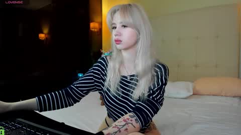 Snapshot of alli_aster chatting on February 23, 12:52 am alli_aster online show from February 23, 12:52 am