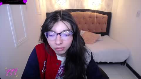 Snapshot of alllyson_ chatting on July 6, 8:33 pm alison online show from July 6, 8:33 pm