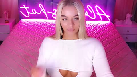 Snapshot of allwayshottt chatting on February 3, 6:40 am AlwaysHot online show from February 3, 6:40 am