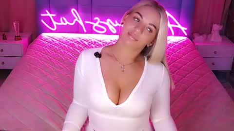 Snapshot of allwayshottt chatting on February 4, 2:17 am AlwaysHot online show from February 4, 2:17 am