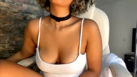 Snapshot of ally_summer chatting on December 9, 4:37 pm ally_summer online show from December 9, 4:37 pm