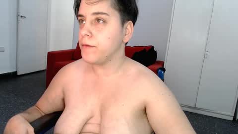 Snapshot of almondonwheels chatting on December 6, 2:24 am Almond online show from December 6, 2:24 am