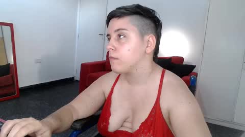 Snapshot of almondonwheels chatting on December 19, 9:28 pm Almond online show from December 19, 9:28 pm