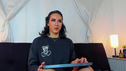 Hazel Bowie online show from February 6, 9:17 pm