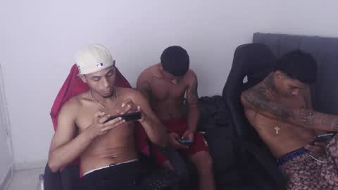 alphas_latins online show from May 30, 6:21 am